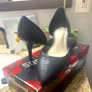 Fergalicious size 8 pointed black heels!